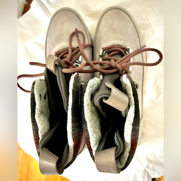 MAKE AN OFFER! COLE HAAN HIKING WINTER BOOTS-worn once! - Picture 4 of 5